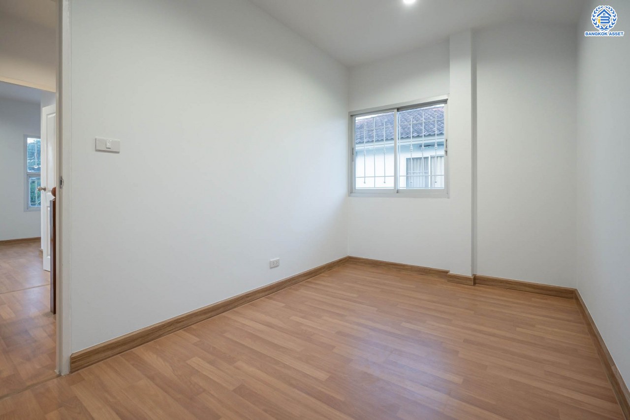 บ้านมือสองตกแต่งใหม่ โครงการ ศุภาลัยวิลล์ วงแหวน-รัตนาธิเบศร์ เนื้อที่กว้างขวางถึง 57 ตร.ว. ฟังก์ชัน 3 ห้องนอน 2 ห้องน้ำ 1 ห้องอเนกประสงค์ 2 ที่จอดรถ ตอบโจทย์ทุกการเข้าอยู่ บนทำเลเดินทางสะดวก เชื่อมต่อถนนหลายเส้นทาง เพียง 15 นาทีก็ถึงรถไฟฟ้าสายสีม่วง "สถานีคลองบางไผ่" ใกล้ทางด่วน "กาญจนาภิเษก"